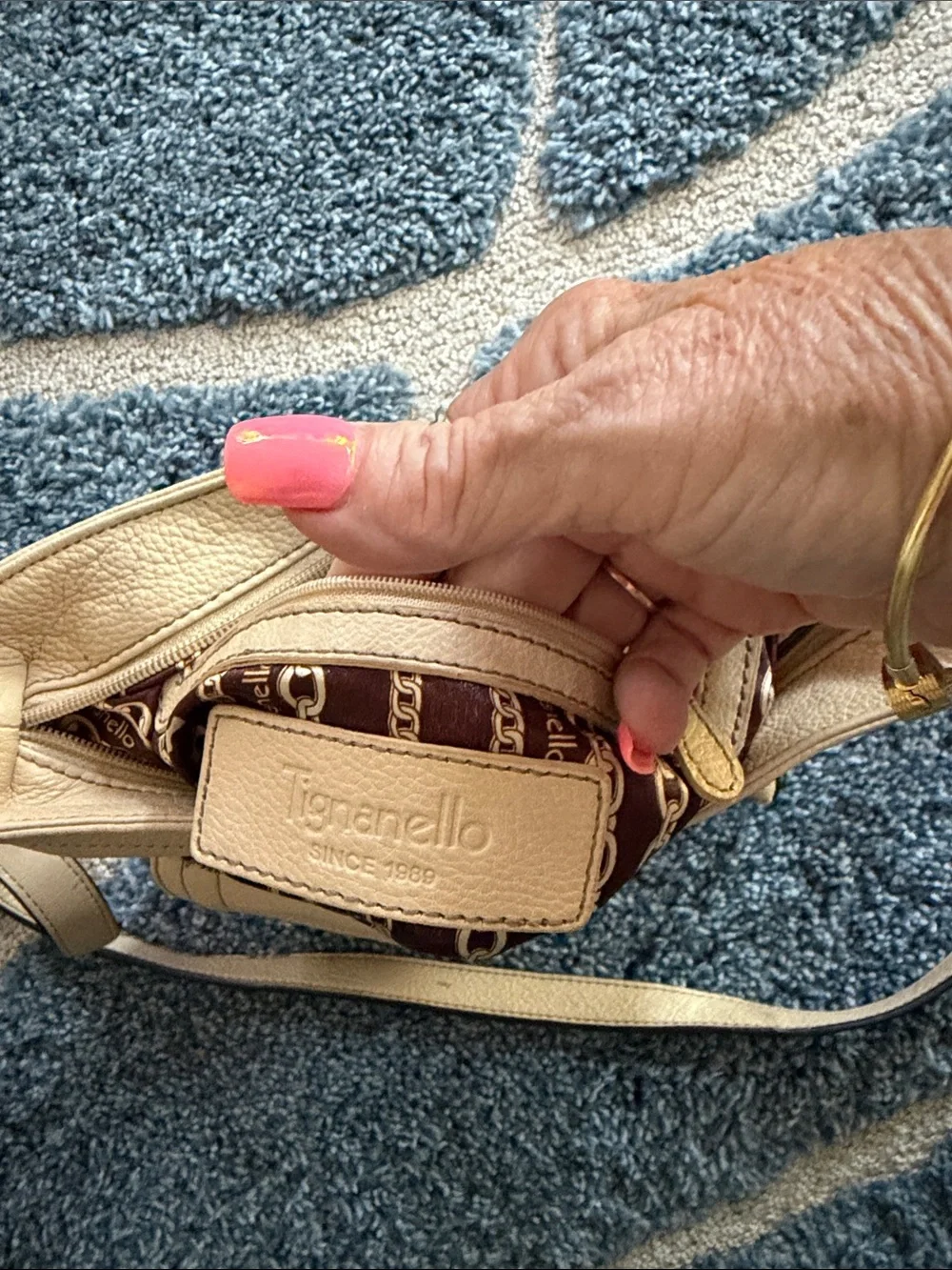 Like New.. Tignanello Women’s Neutral Tan Leather Crossbody Bag